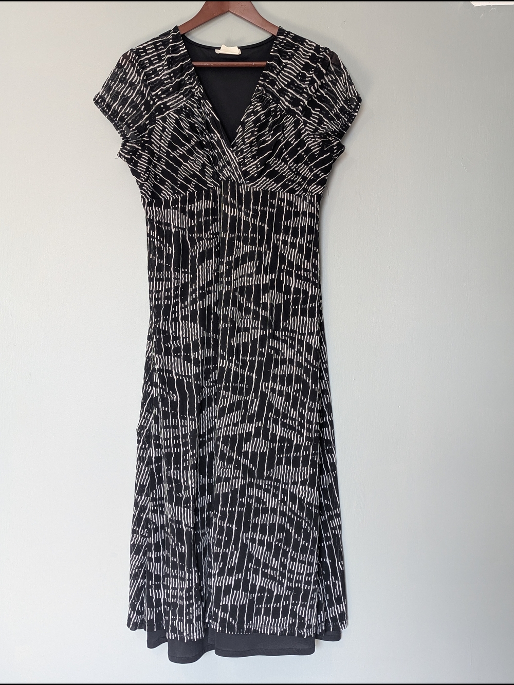Vintage Hiroko Women's Black & White Patterned V-Neck Midi Dress 90s